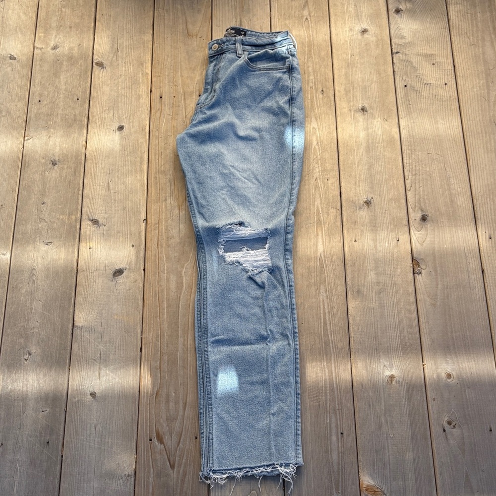 Hollister Ultra High Rise 90s Vintage Straight Leg Distressed Jeans